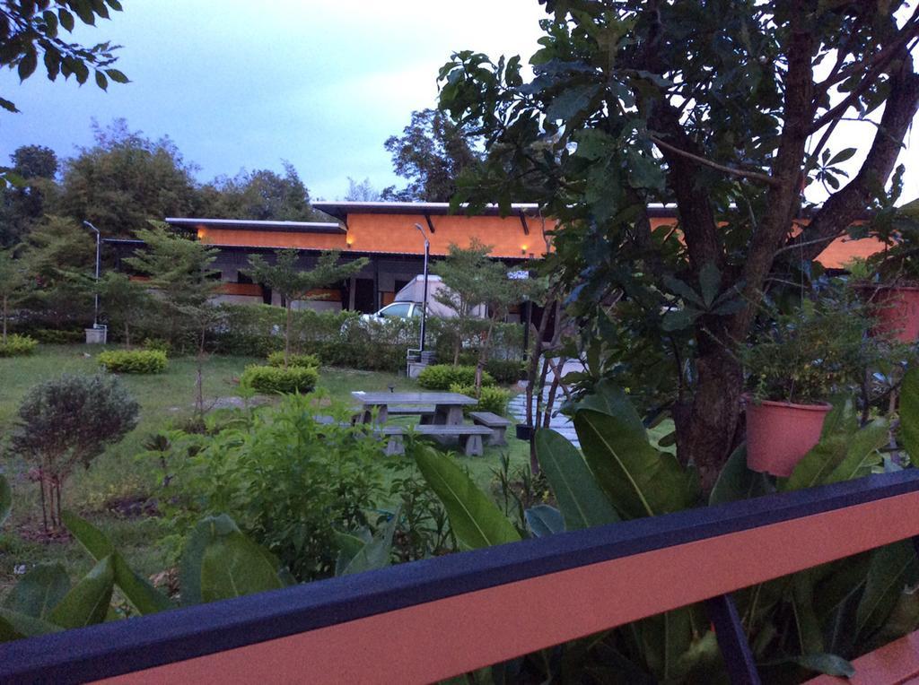 The Loft Resort Kabin Buri エクステリア 写真